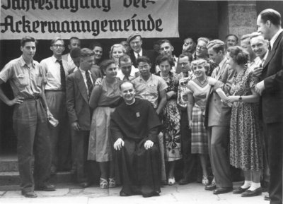 P. Dr. Paulus Sladek mit jungen Mitgliedern der Ackermann-Gemeinde