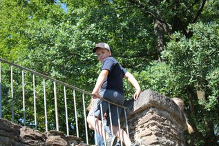 Junge auf Geländer