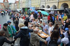 Lange Picknicktafel auf Marktplatz in Taus