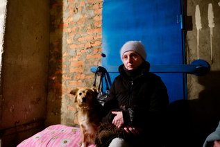 Frau mit Hund in Keller Ukraine