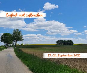 Symbolbild aufbrechen - Straße mit Feld und Himmel