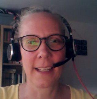 Moderatorin Sandra Uhlich bei ihrer Begrüßung und Einführung.