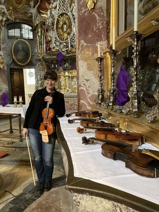 Für jedes Stück eine eigene Violine - Marie Fuxová vor dem Konzert.