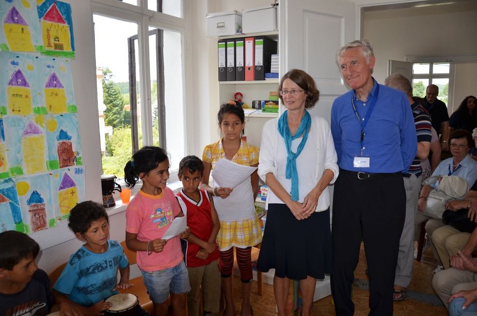 Roma-Kinder präsentierten den Gästen, unter ihnen Msgr. Karl Wuchterl, im Caritas-Zentrum "Ambrela" geistliche Musik (Foto: R. Fabian).