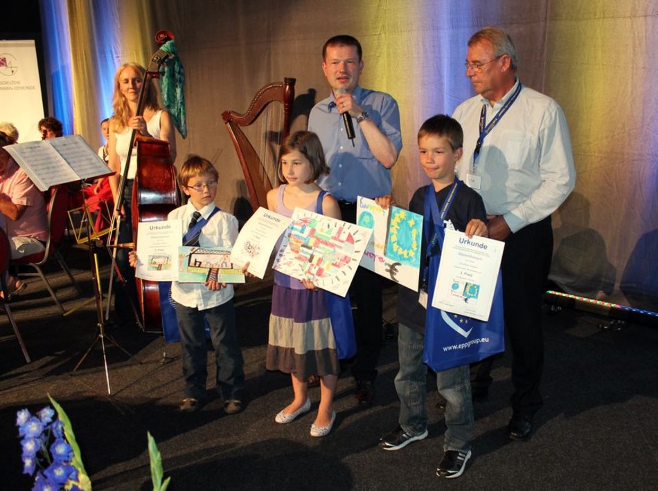 Die Preisträger des Malwettbewerbs „Europa-Visionen“ Cyril Jakubi?ka (Platz 2), Franziska Lüffe (Platz 1) und Sebastian Panten (Platz 3) mit Martin Kastler MdEP und Jaromír Talí?.